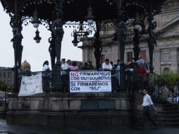 La noche del lunes, alrededor de siete trabajadores se quedaron a pernoctar en el kiosko de la Plaza de Armas. ARCHIVO /
