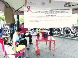 Plantón. Los empleados eventuales del Seguro Popular mantuvieron un plantón ayer a las fueras del Palacio de Gobierno.  /