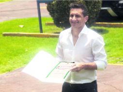 ''Chaco'' Giménez muestra los papeles que le acreditan como naturalizado mexicano. MEXSPORT /