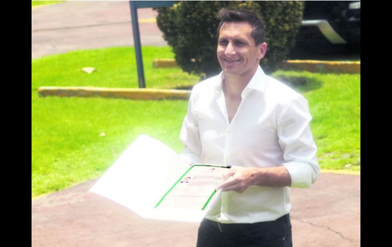 ''Chaco'' Giménez muestra los papeles que le acreditan como naturalizado mexicano. MEXSPORT /