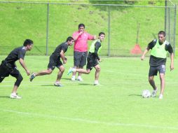 Omar Asad (rojo) observa el práctica de sus pupilos en Colomos, de cara al juego amistoso de hoy ante Leones Negros. EL INFORMADOR /