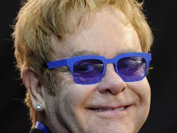 Elton John planea volver a los escenarios en septiembre, después de completar su recuperación. AFP /