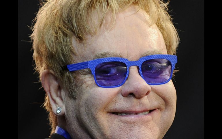 Elton John planea volver a los escenarios en septiembre, después de completar su recuperación. AFP /