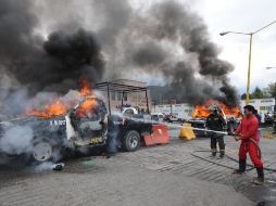 Pobladores incendiaron y causaron destrozos en unidades de la policía municipal, en protesta por la muerte de los jóvenes. ARCHIVO /