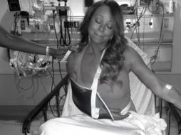 La artista subió una imagen a su cuenta de Twitter, en la que aparece totalmente animada y sonriente ante su proceso de recuperación. ESPECIAL /