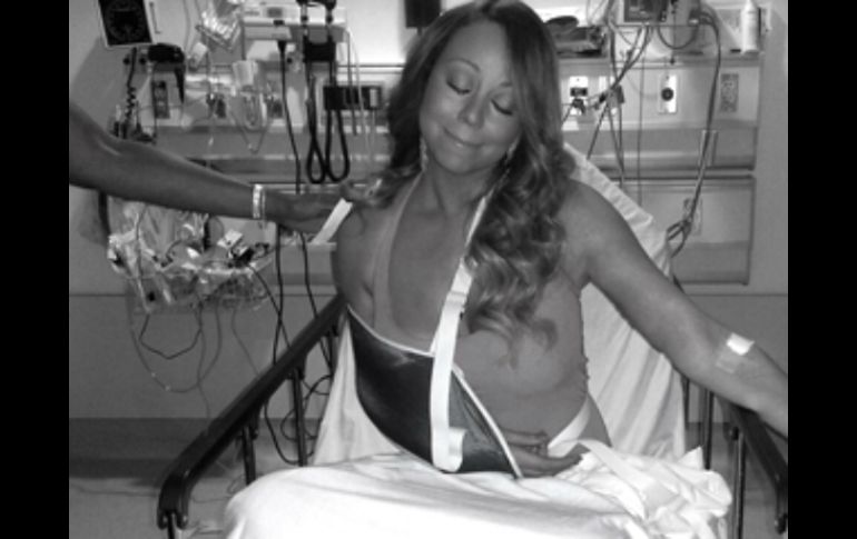 La artista subió una imagen a su cuenta de Twitter, en la que aparece totalmente animada y sonriente ante su proceso de recuperación. ESPECIAL /