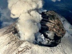 Columna de vapor del Popocatépetl, que en las últimas mantiene la emisión de exhalaciones de gas incandescente, vapor y ceniza. SUN /