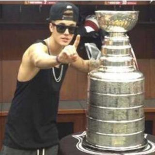 Bieber provoca ira de aficionados al hockey