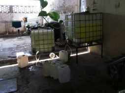 Los uniformados localizaron dos cisternas de plástico, así como 17 bidones de 20 litros cada uno llenos con diésel.  /