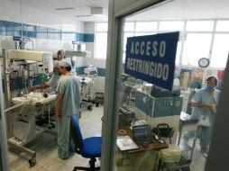 El señor se niega a firmar el certificado de defunción de su bebé, pues no acepta la causa de muerte que aparece en el documento. ARCHIVO /