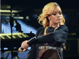 Rihanna viajó al suburbio de Chicago luego de que la escuela ganó el concurso de video que ella convocó. EFE /