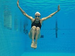 La natación es uno de los deportes que más pueden compartir madres e hijos. ARCHIVO /