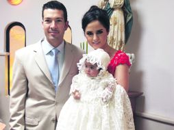 Con papá y mamá. La pequeña Luisa Fernanda con Abraham Bañuelos y Fernanda Méndez.  /
