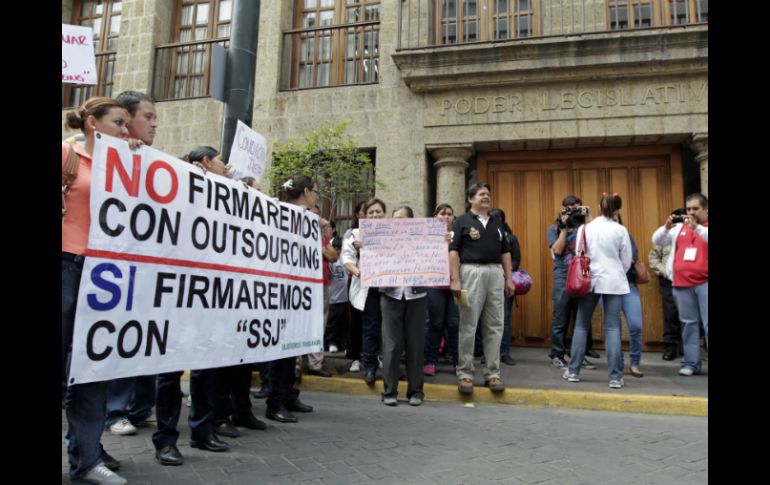 Actualmente, empleados del Seguro Popular rechazan firmar nuevo contrato con empresa de outsourcing. ARCHIVO /