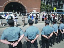 Policías resguardan la entrada de la corte federal previo de la comparecencia de Dzhojar Tsarnaev. AP /