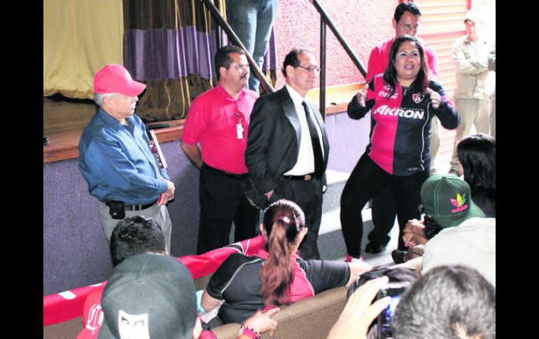 El máximo dirigente rojinegro, Eugenio Ruiz Orozco (corbata) escucha las inquietudes y quejas de los aficionados del Atlas. ESPECIAL /
