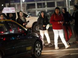 Un grupo de personas participa en un caceroleo en la noche previa al paro nacional. EFE /