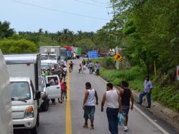 Los pobladores atravesaron un camión de carga en la carretera federal Acapulco-México. ARCHIVO /