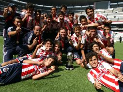 Así celebraron los jóvenes del Guadalajara su campeonato en 2012. ARCHIVO /