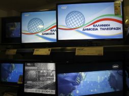 Vista en monitores del logo de la Televisión Pública Griega (EDT) transmitida en la señal de la antigua radiotelevisión pública griega. EFE /