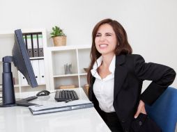 Una posición incorrecta puede añadir dolor al trabajo diario. ARCHIVO /
