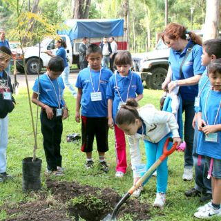 Plantan 325 árboles en el Parque “González Gallo”
