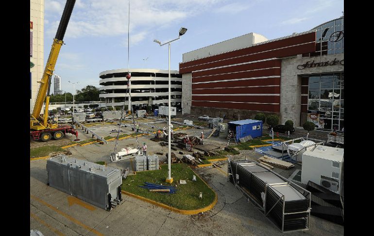 Imagen de los trabajos que se realizan para montar la rueda de la fortuna.  /