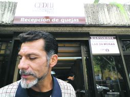 César Eduardo Calderón, padre del bebé fallecido, acudió ayer a la CEDHJ para interponer una queja por presunta negligencia médica. EL INFORMADOR /
