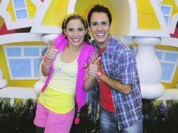 En equipo. Los conductores proponen nuevas secciones y música en el programa que inicia este lunes. ESPECIAL /