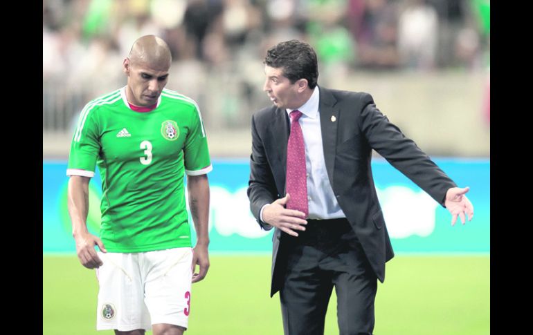 'Chepo' le reclama a Carlos Salcido algunas jugadas durante el partido amistoso ante Nigeria, antes de la Copa Confederaciones 2013. MEXSPORT /