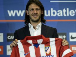 El jugador argentino se mostró contento con su ingreso al plantel durante su presentación oficial. AFP /