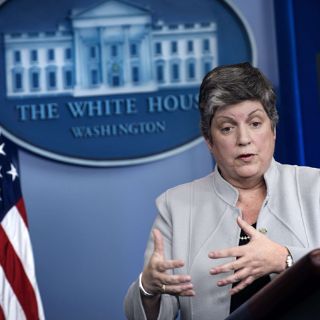 Renuncia secretaria de Seguridad Interna de EU