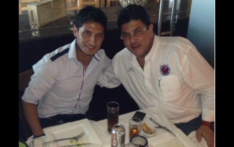 Reyna, junto a Kuri Grajales, mandamás del equipo escualo. ESPECIAL /