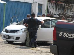 Uno de los detenidos trató de escapar en un Nissan Tiida blanco.  /