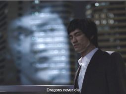 En el comercial se puede apreciar como Bruce Lee camina por un lujoso edificio mientras explica parte de su filosofía de vida. ESPECIAL /