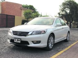 Diseño. Luces LED al frente y una mirada más atractiva, hacen la diferencia exterior en el Accord, con respecto a su antecesor.  /