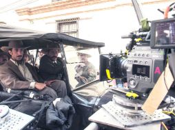 Enoc Leaño (al volante) encarna a Pancho Villa, un personaje que también realiza en el filme ''El Ciudadano Buelna''. ESPECIAL /