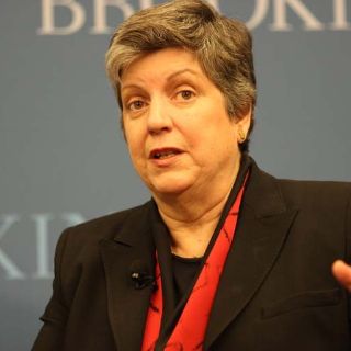 Dimite Janet Napolitano, secretaria de seguridad de EU