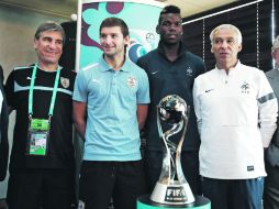 El DT de Uruguay, Juan Verzeri; el capitán charrúa, Gastón Silva; el capitán galo, Paul Pogba, y el DT francés, Pierre Mankowksi. AP /