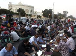 Seguidores de Hermanos Musulmanes hacen una pausa para romper el ayuno del Ramadán durante la manifiestación en apoyo de Morsi. EFE /
