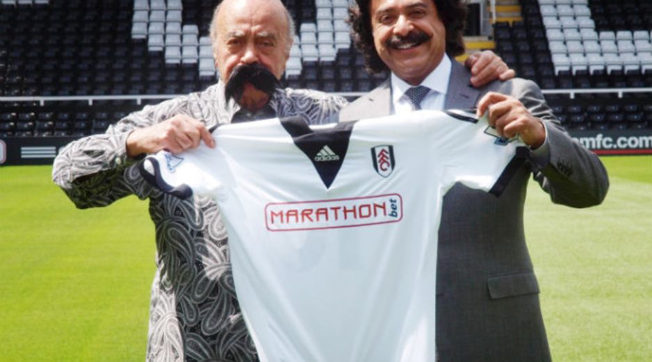 Mohamed Al Fayed posa con un bigote junto a su nuevo comprador, Shahid Khan. AP /