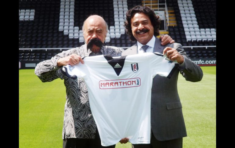 Mohamed Al Fayed posa con un bigote junto a su nuevo comprador, Shahid Khan. AP /