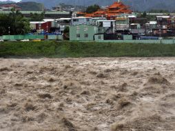 Un río en Taipei, durante el impacto del tifón ''Soulik''; el sureste de China se prepara para recibirlo. AFP /