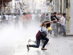 La policía turca repele a los manifestantes con cañones de agua a presión. EFE /