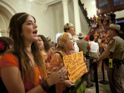 Activistas de los derechos reproductivos protestan en el congreso de Texas contra la polémica iniciativa. AP /