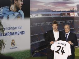 Illarramendi posa con la playera que le entrega el presidente Florentino Pérez. EFE /