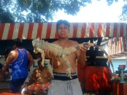 El sujeto compartía imágenes en su cuenta de facebook en el que evidenciaba el maltrato a los animales. Tomada de @Nayatuit en Twitter. ESPECIAL /