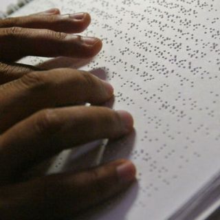 Inauguran exposición de arte para invidentes