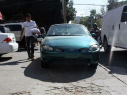 Por todas partes hay autos que se estacionan arriba de las banquetas. ESPECIAL /