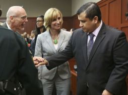 Zimmerman (d) apenas mostró gestos de alivio al conocer la decisión. AP /